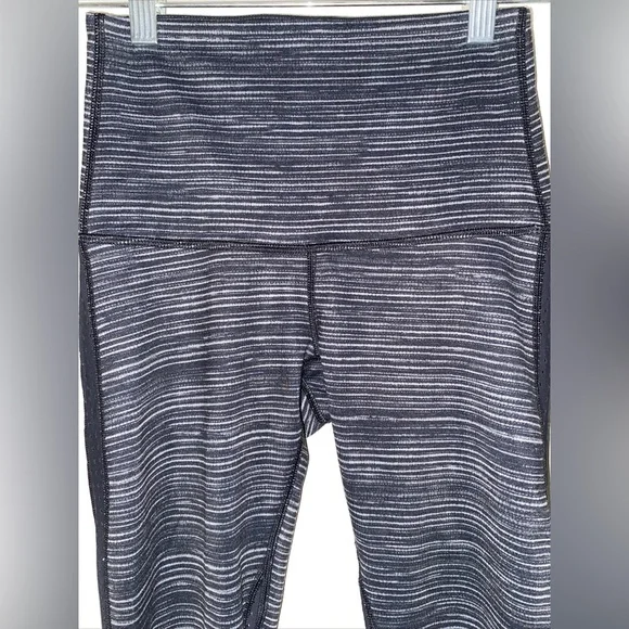 Lululemon Women Cropped Capri Leggings Size 4 Black CA 35801 RN 106259 - Picture 2 of 9